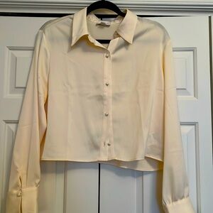 #83 beautiful nwot satin like. Crop top